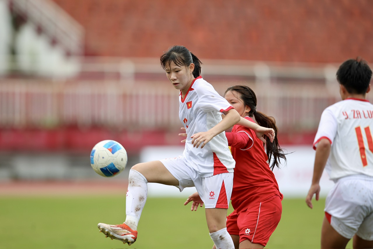 सेमीफाइनल में इंडोनेशिया के खिलाफ खेलते हुए, अंडर-19 वियतनाम के कोच ने एक आश्चर्यजनक घोषणा की: 'मैं केबिन में चुप रहूंगा' - फोटो 2. Đấu Indonesia ở bán kết, HLV U.19 Việt Nam tuyên bố bất ngờ: 'Tôi sẽ giữ im lặng trong cabin'- Ảnh 2.