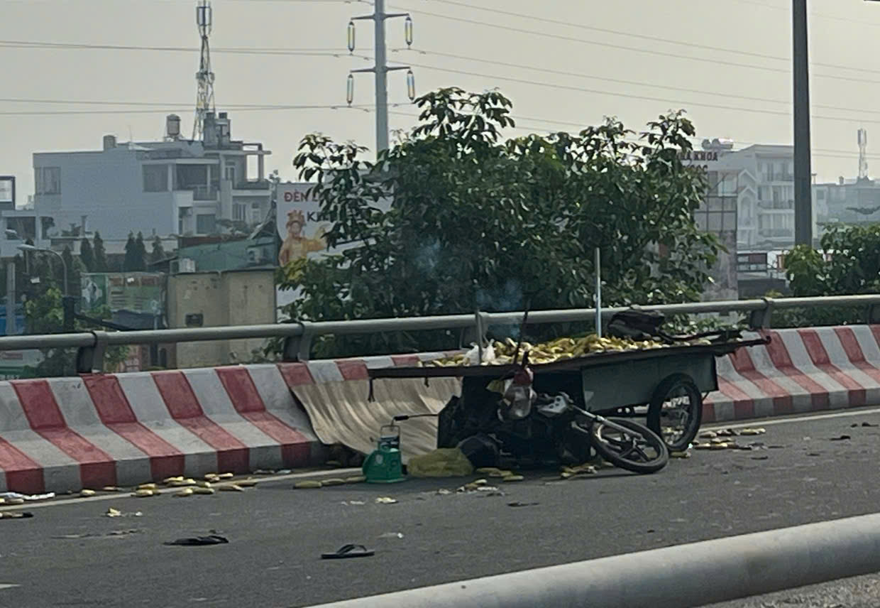 TP.HCM: Tai nạn trên cầu Bình Lợi, người bán trái cây tử vong- Ảnh 1. TP.HCM: Tai nạn trên cầu Bình Lợi, người bán trái cây tử vong- Ảnh 1.