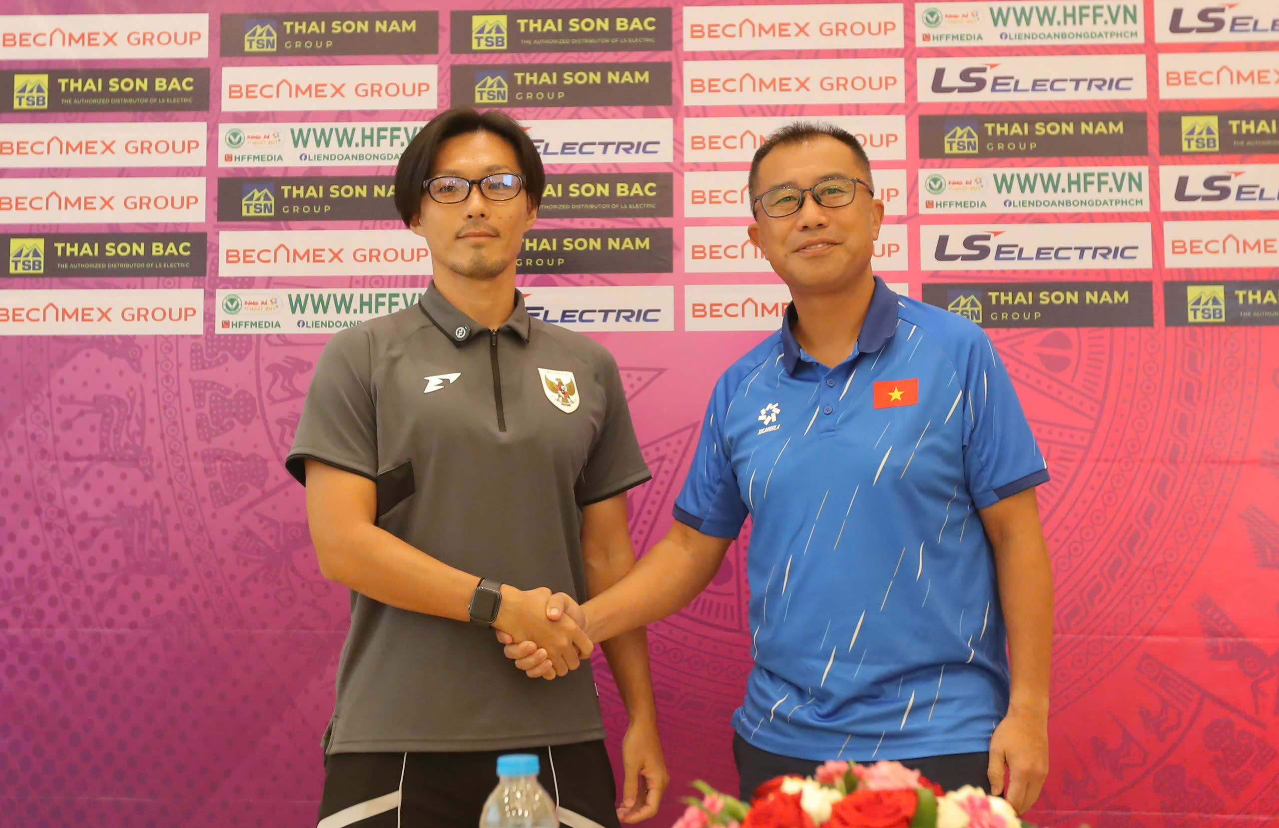 सेमीफाइनल में इंडोनेशिया के खिलाफ खेलते हुए, अंडर-19 वियतनाम के कोच ने एक आश्चर्यजनक घोषणा की: 'मैं केबिन में चुप रहूंगा' - फोटो 1. Đấu Indonesia ở bán kết, HLV U.19 Việt Nam tuyên bố bất ngờ: 'Tôi sẽ giữ im lặng trong cabin'- Ảnh 1.