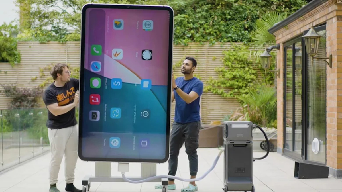 Chiếc iPhone lớn nhất thế giới, đèn pin đủ làm mờ đèn pha ô tô - Ảnh 1.