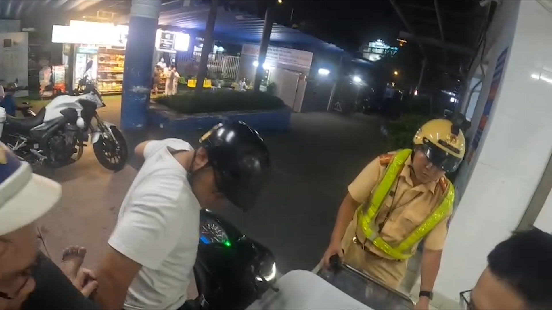 CSGT TP.HCM đưa người ngất xỉu đi cấp cứu, người nhà xúc động ‘tưởng chỉ thấy trên báo’ CSGT TP.HCM đưa người ngất xỉu đi cấp cứu, người nhà xúc động ‘tưởng chỉ thấy trên báo’