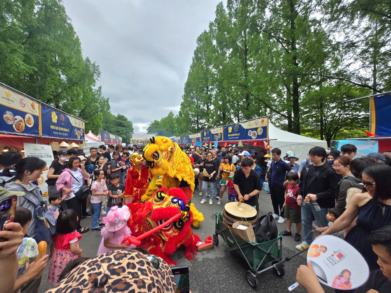 Centenas de milhares de visitantes vivenciam o Festival de Cultura Culinária do Saigontourist Group em Osaka - Foto 3. Hàng trăm ngàn khách trải nghiệm Lễ hội Văn hóa Ẩm thực Saigontourist Group tại Osaka- Ảnh 3.