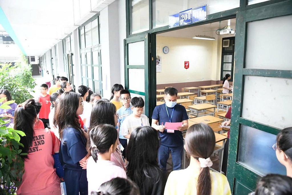 מבחנים קשים והסיבות שבגללן הורים נותנים לילדיהם לקחת שיעורים נוספים - תמונה 1. Những kỳ thi nghiệt ngã và lý do phụ huynh cho trẻ học thêm - Ảnh 1.