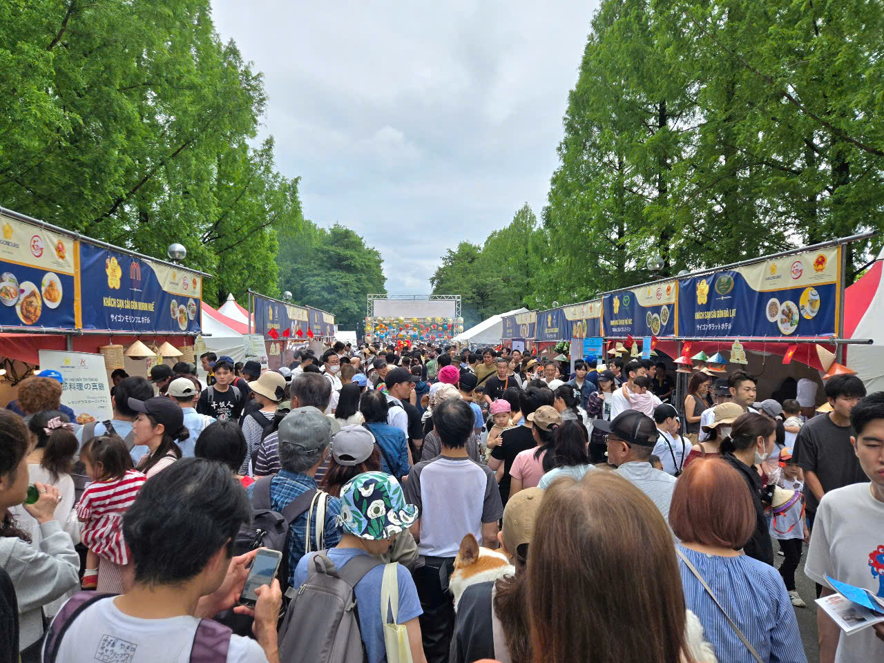 Centenas de milhares de visitantes vivenciam o Festival de Cultura Culinária do Saigontourist Group em Osaka - Foto 2. Hàng trăm ngàn khách trải nghiệm Lễ hội Văn hóa Ẩm thực Saigontourist Group tại Osaka- Ảnh 2.