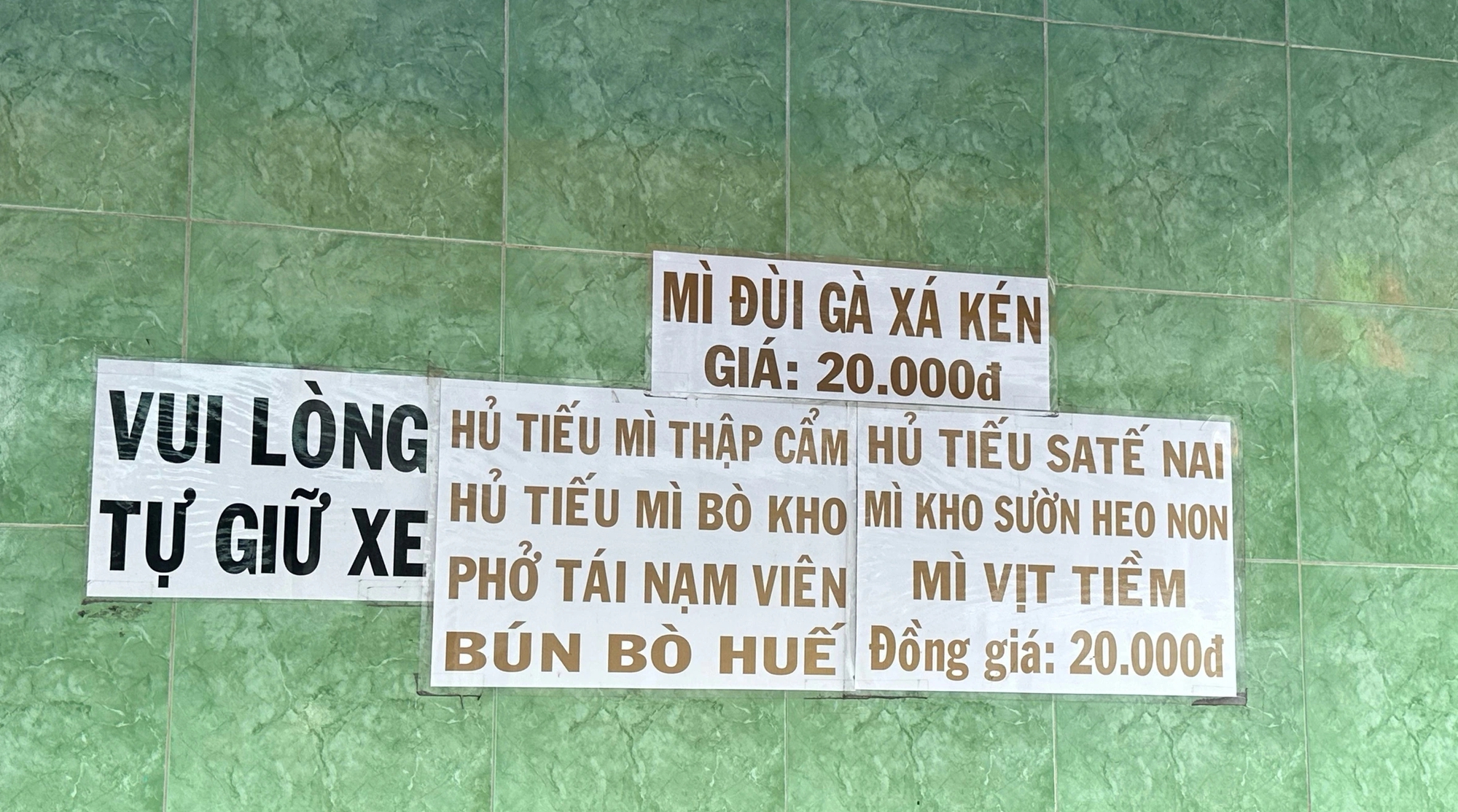 Quán bún bò 10.000 đồng, quán hủ tiếu 15.000 đồng… nổi tiếng TP.HCM: Có tăng giá không? - Ảnh 2.