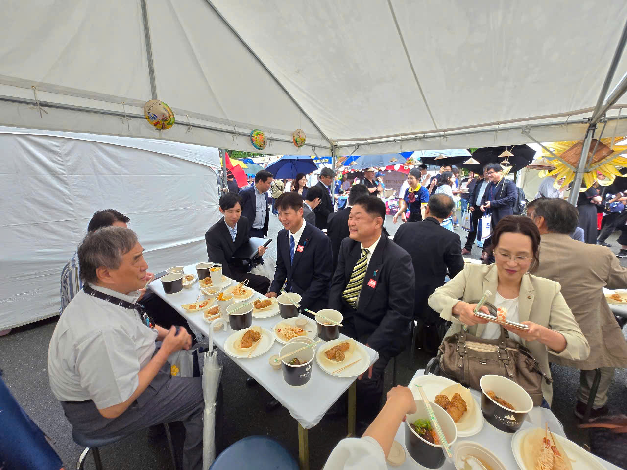 Centenas de milhares de visitantes vivenciam o Festival de Cultura Culinária do Saigontourist Group em Osaka - Foto 1. Hàng trăm ngàn khách trải nghiệm Lễ hội Văn hóa Ẩm thực Saigontourist Group tại Osaka- Ảnh 1.
