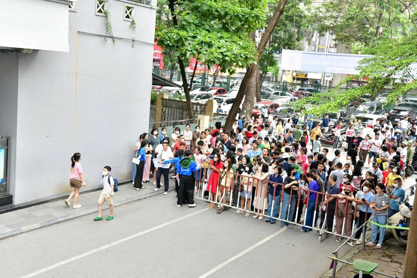 'Góc khuất' khi thực hiện quy định siết dạy thêm, học thêm: Những kỳ thi 'nghiệt ngã' - Ảnh 2.