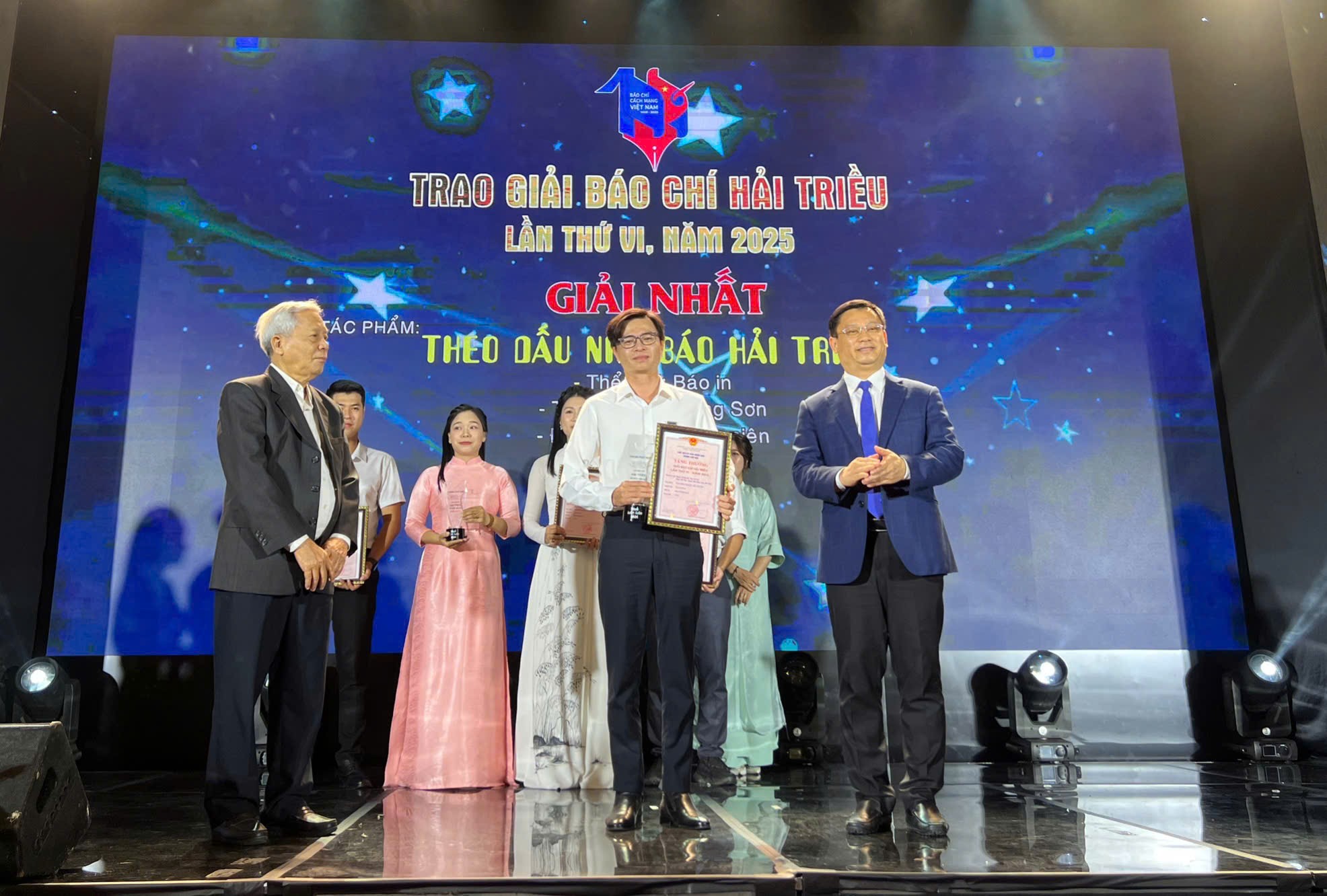 حصلت صحيفة ثانه نين على 3 جوائز رفيعة من جائزة هاي تريو الصحفية السادسة - الصورة 2. Báo Thanh Niên nhận 3 giải cao của Giải báo chí Hải Triều lần thứ 6- Ảnh 2.