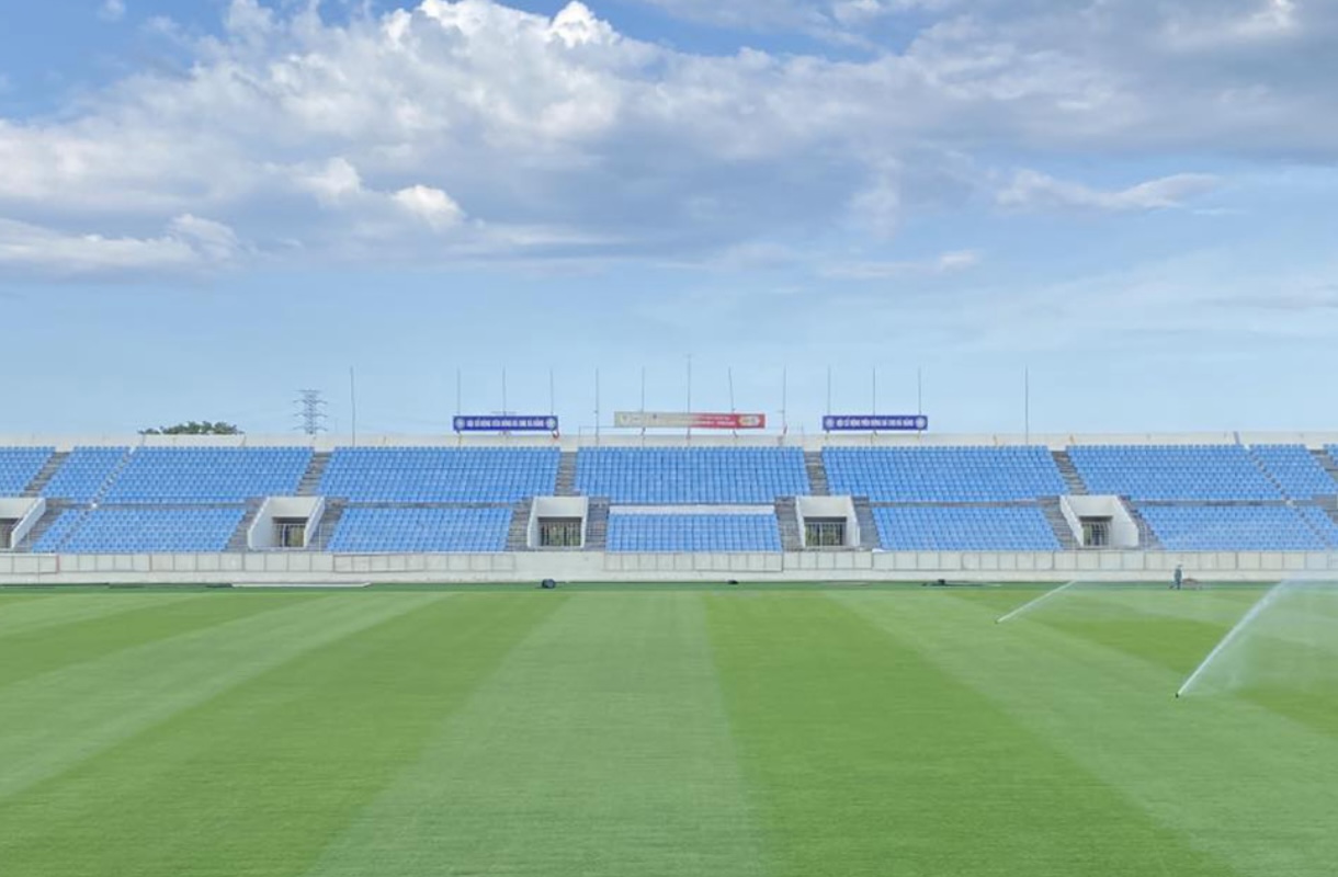 Můj stadion Dinh získal 10 miliard dongů na kompletní obnovu „vysoce kvalitního“ travnatého povrchu, který se třpytí jako stadion Hoa Xuan – Foto 1. Sân Mỹ Đình được cấp 10 tỉ đồng làm mới hoàn toàn mặt cỏ ‘xịn’, lung linh như sân Hòa Xuân- Ảnh 1.