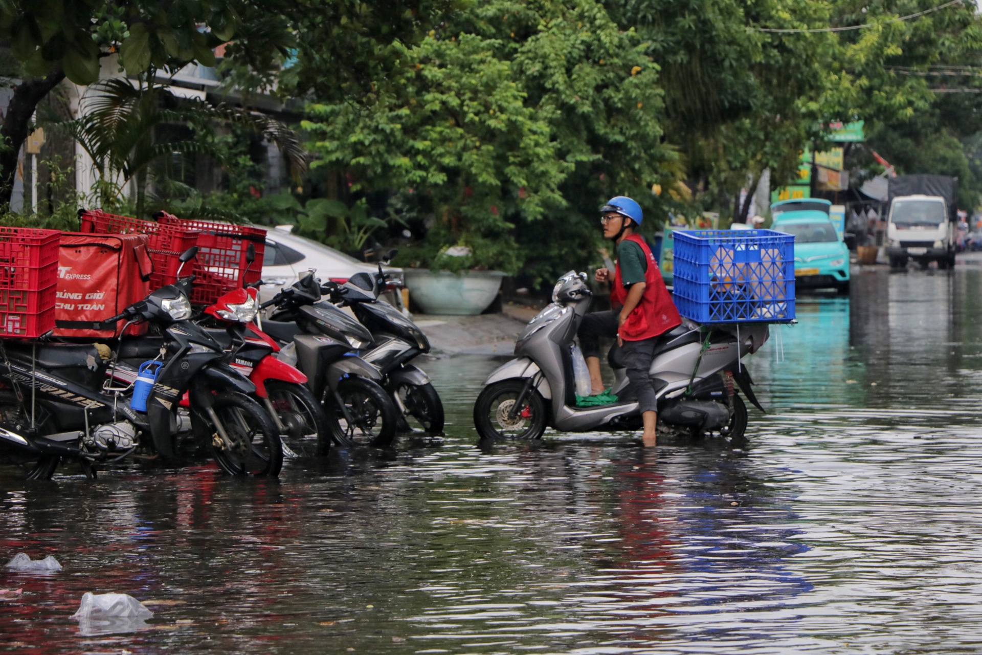 Chiều nay thời tiết TP.HCM có mưa trắng trời: Người dân bì bõm lội nước đen ngòm - Ảnh 6. Chiều nay thời tiết TP.HCM có mưa trắng trời: Người dân bì bõm lội nước đen ngòm - Ảnh 6.