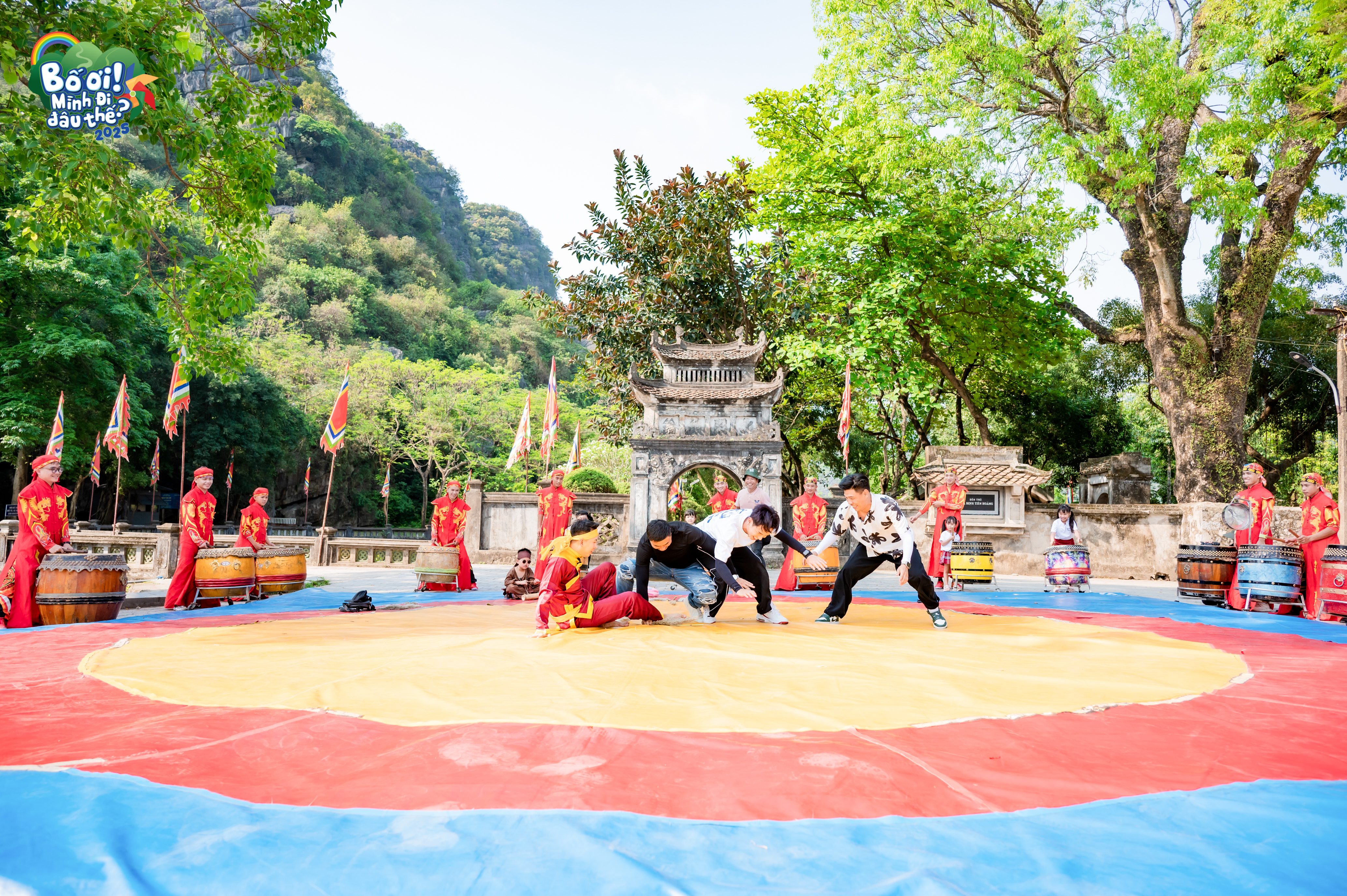 'Giang hồ màn ảnh' Duy Hưng đến Ninh Bình... đấu vật - Ảnh 4. 'Giang hồ màn ảnh' Duy Hưng đến Ninh Bình... đấu vật - Ảnh 4.