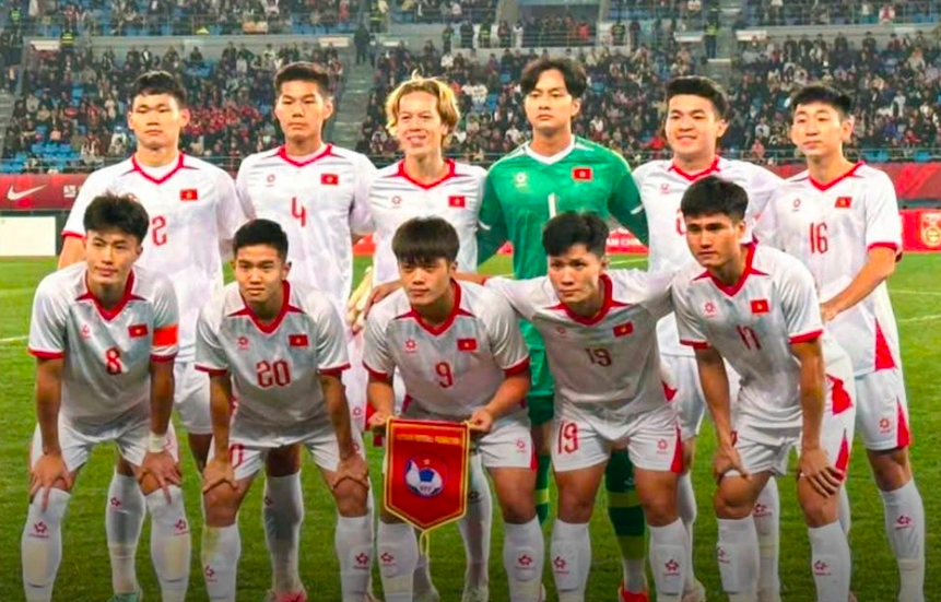 É muito difícil escolher um goleiro para a seleção sub-23 do Vietnã porque todos são bons: a estrela da HAGL compete com os jovens talentos da SLNA! - Foto 2. Quá khó chọn lựa thủ môn U.23 Việt Nam vì ai cũng giỏi: Sao HAGL đấu trí tài năng trẻ SLNA!
- Ảnh 2.