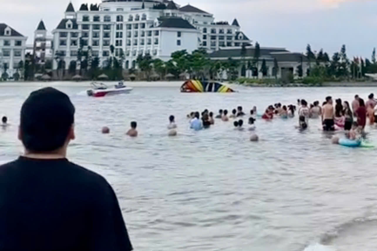 Phạt doanh nghiệp tổ chức dù bay làm khách rơi xuống vịnh Hạ Long- Ảnh 1. Phạt doanh nghiệp tổ chức dù bay làm khách rơi xuống vịnh Hạ Long- Ảnh 1.