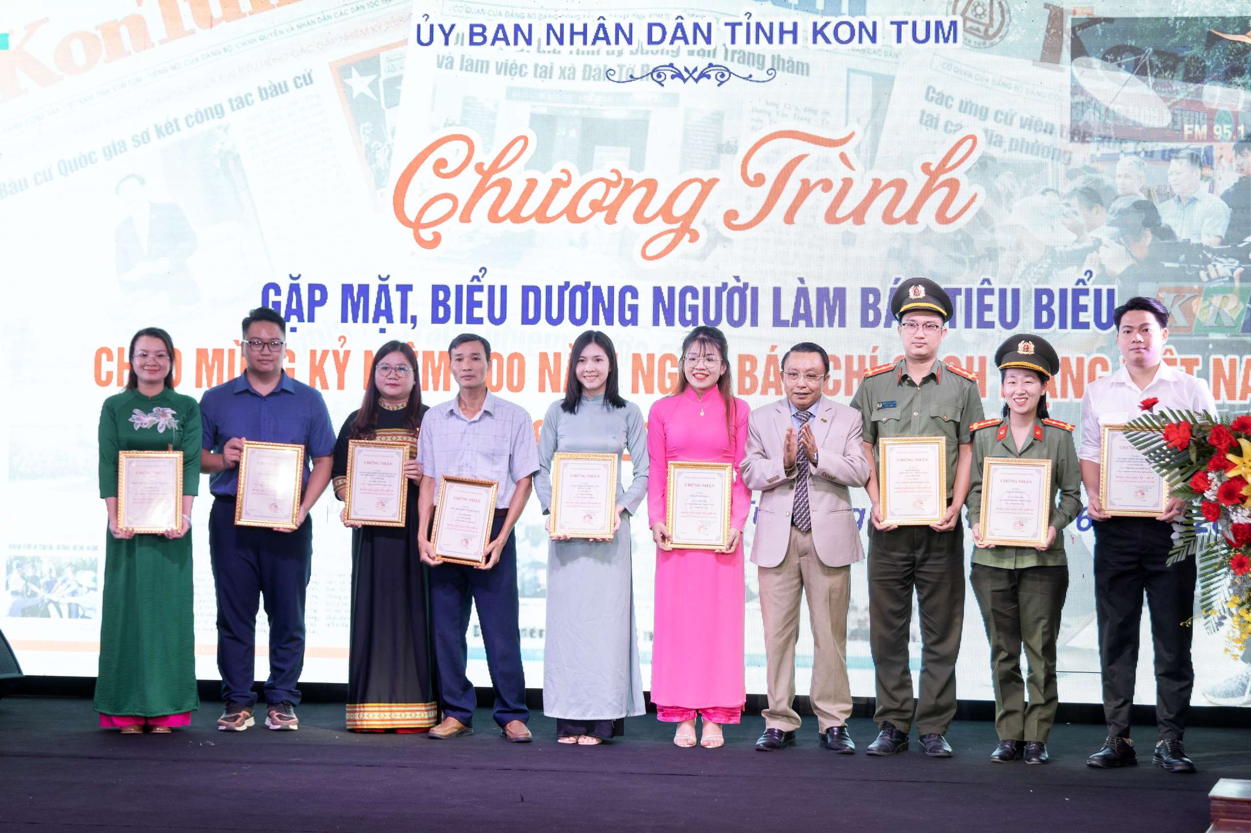 PV Báo Thanh Niên đoạt giải B giải báo chí tỉnh Kon Tum- Ảnh 2. PV Báo Thanh Niên đoạt giải B giải báo chí tỉnh Kon Tum- Ảnh 2.