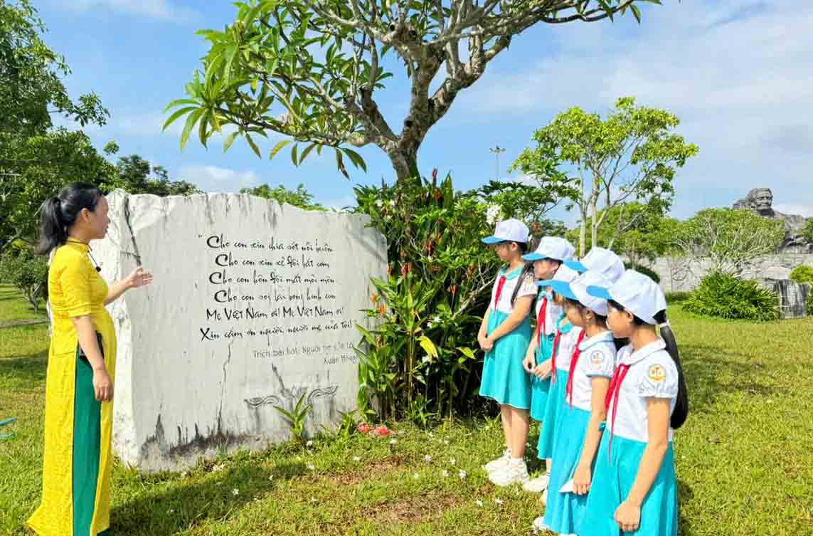 Stela memorială Chu Cam Phong și valorile culturale în inimile poporului vietnamez - Fotografia 1. Bia tưởng niệm Chu Cẩm Phong và giá trị văn hóa trong lòng Người Việt Nam - Ảnh 1.
