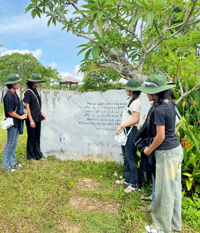 Stela memorială Chu Cam Phong și valorile culturale în inimile poporului vietnamez - Fotografia 2. Bia tưởng niệm Chu Cẩm Phong và giá trị văn hóa trong lòng Người Việt Nam - Ảnh 2.