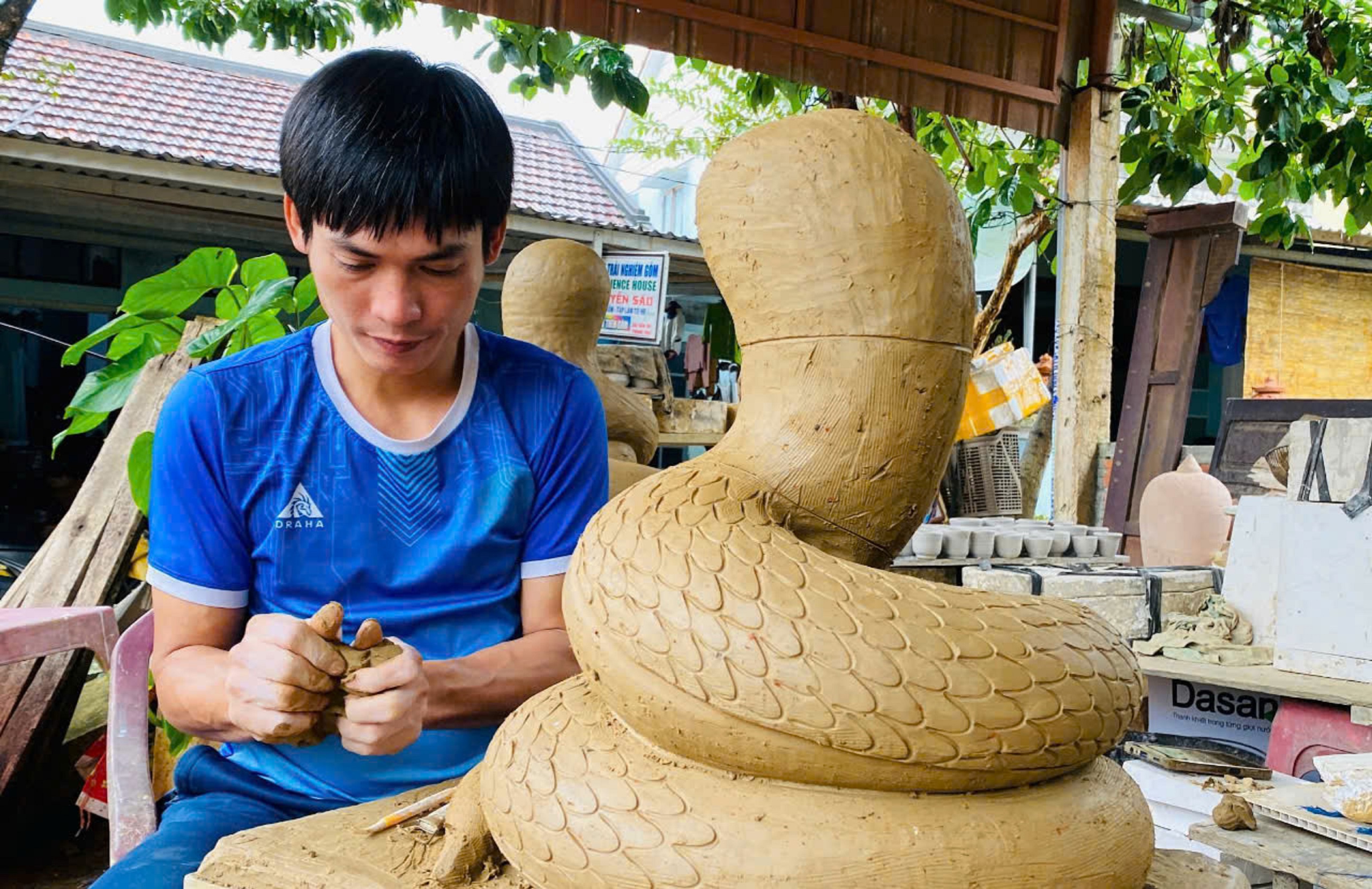 A Bai Choi „felébred” a kerámián – 2. kép. Bài chòi 'thức giấc' trên gốm- Ảnh 2.