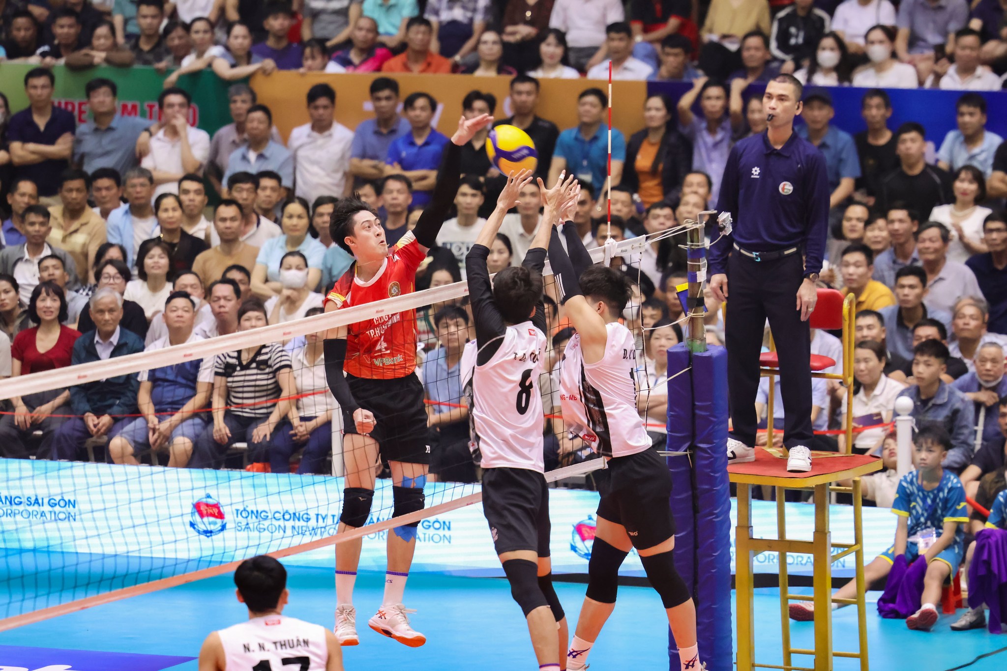 'Hot boy' cao 1,90 m làm thủ quân đội tuyển nam bóng chuyền Việt Nam  - Ảnh 1.