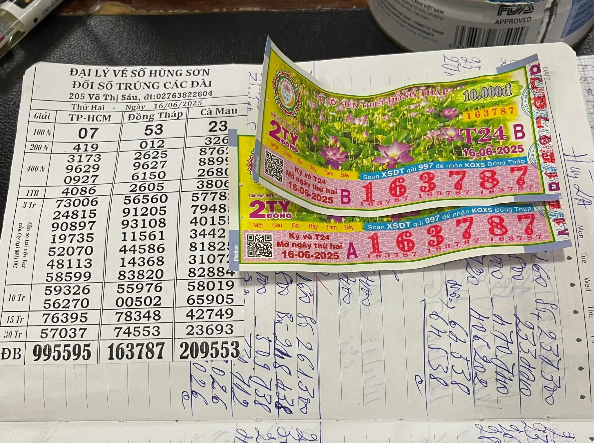 Vợ chồng trúng 4 tờ độc đắc, đại lý đến nhà đổi thưởng, không giấu hàng - Ảnh 2.