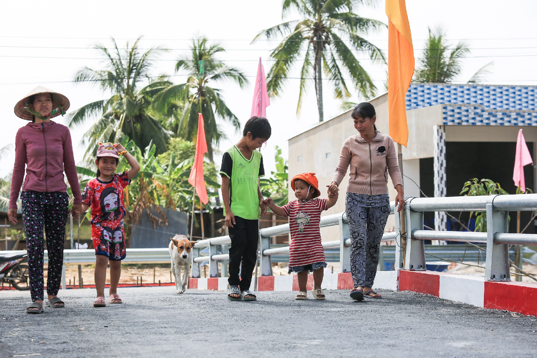 Đổi thay từ những cây cầu: Báo Thanh Niên mang lại hy vọng cho bà con khó khăn - Ảnh 3. Đổi thay từ những cây cầu: Báo Thanh Niên mang lại hy vọng cho bà con khó khăn - Ảnh 3.