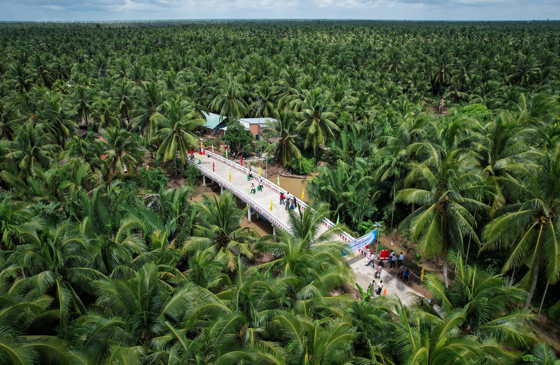 Đổi thay từ những cây cầu: Báo Thanh Niên mang lại hy vọng cho bà con khó khăn - Ảnh 5. Đổi thay từ những cây cầu: Báo Thanh Niên mang lại hy vọng cho bà con khó khăn - Ảnh 5.