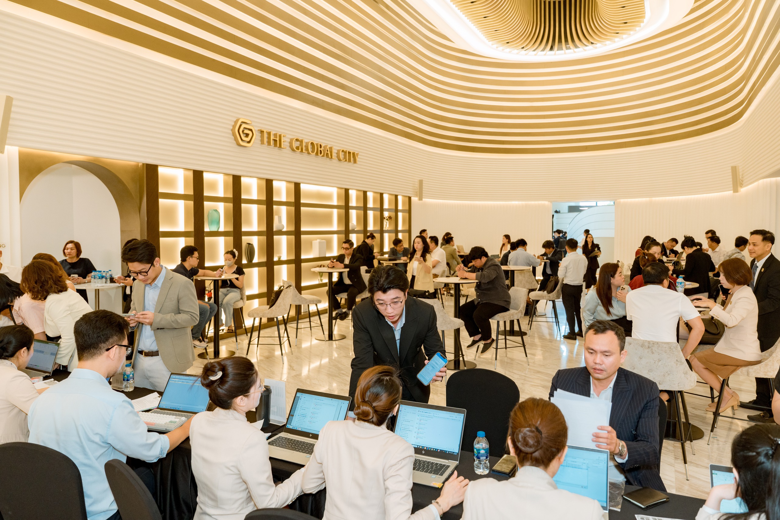 Hàng trăm khách hàng tham dự sự kiện giới thiệu chính thức dự án Lumière Midtown- Ảnh 2. Hàng trăm khách hàng tham dự sự kiện giới thiệu chính thức dự án Lumière Midtown- Ảnh 2.