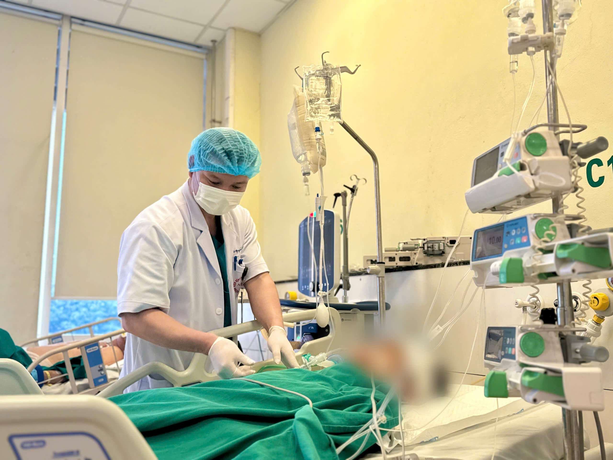Bỏ qua thủ tục viện phí, bệnh nhân vô danh được cứu sống trong giờ vàng- Ảnh 1. Bỏ qua thủ tục viện phí, bệnh nhân vô danh được cứu sống trong giờ vàng- Ảnh 1.