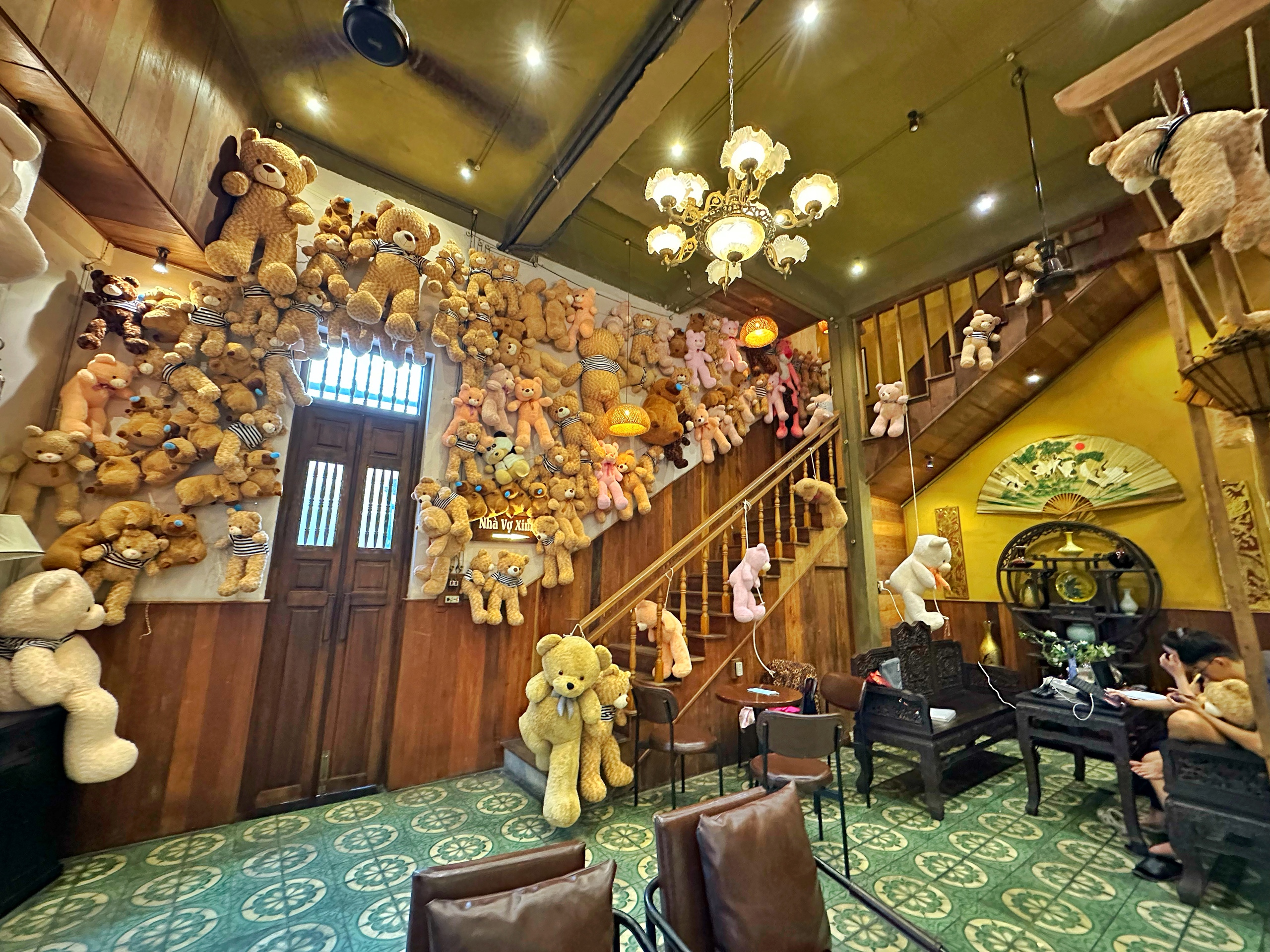 Потратив полмиллиарда на украшение уникальных плюшевых медведей, кофейня в Хошимине становится «популярным» местом для чек-инов - Фото 3. Chi nửa tỉ trang trí gấu bông độc lạ, quán cà phê TP.HCM thành điểm check-in 'hot' - Ảnh 3.