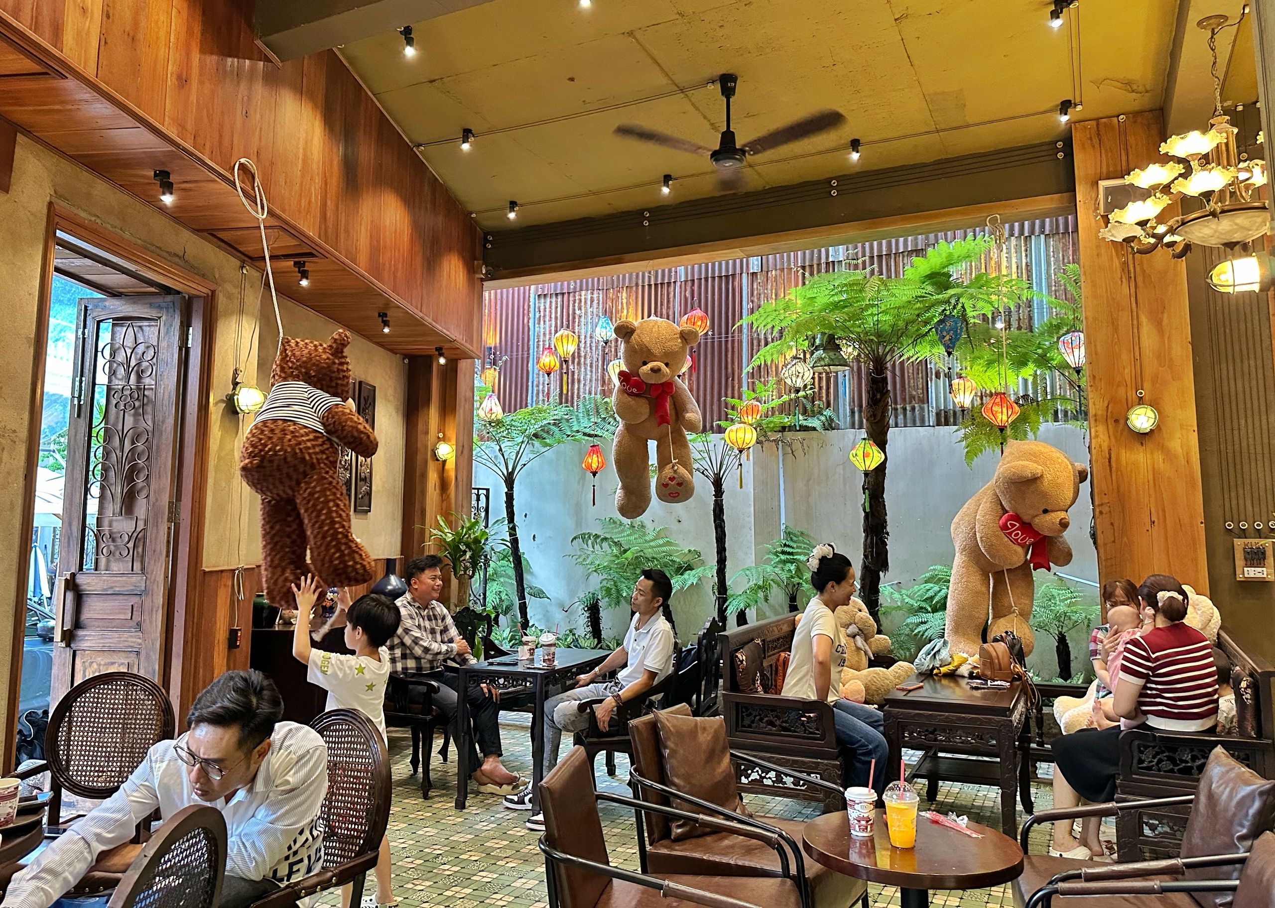 Потратив полмиллиарда на украшение уникальных плюшевых медведей, кофейня в Хошимине становится «популярным» местом для чек-инов - Фото 6. Chi nửa tỉ trang trí gấu bông độc lạ, quán cà phê TP.HCM thành điểm check-in 'hot' - Ảnh 6.