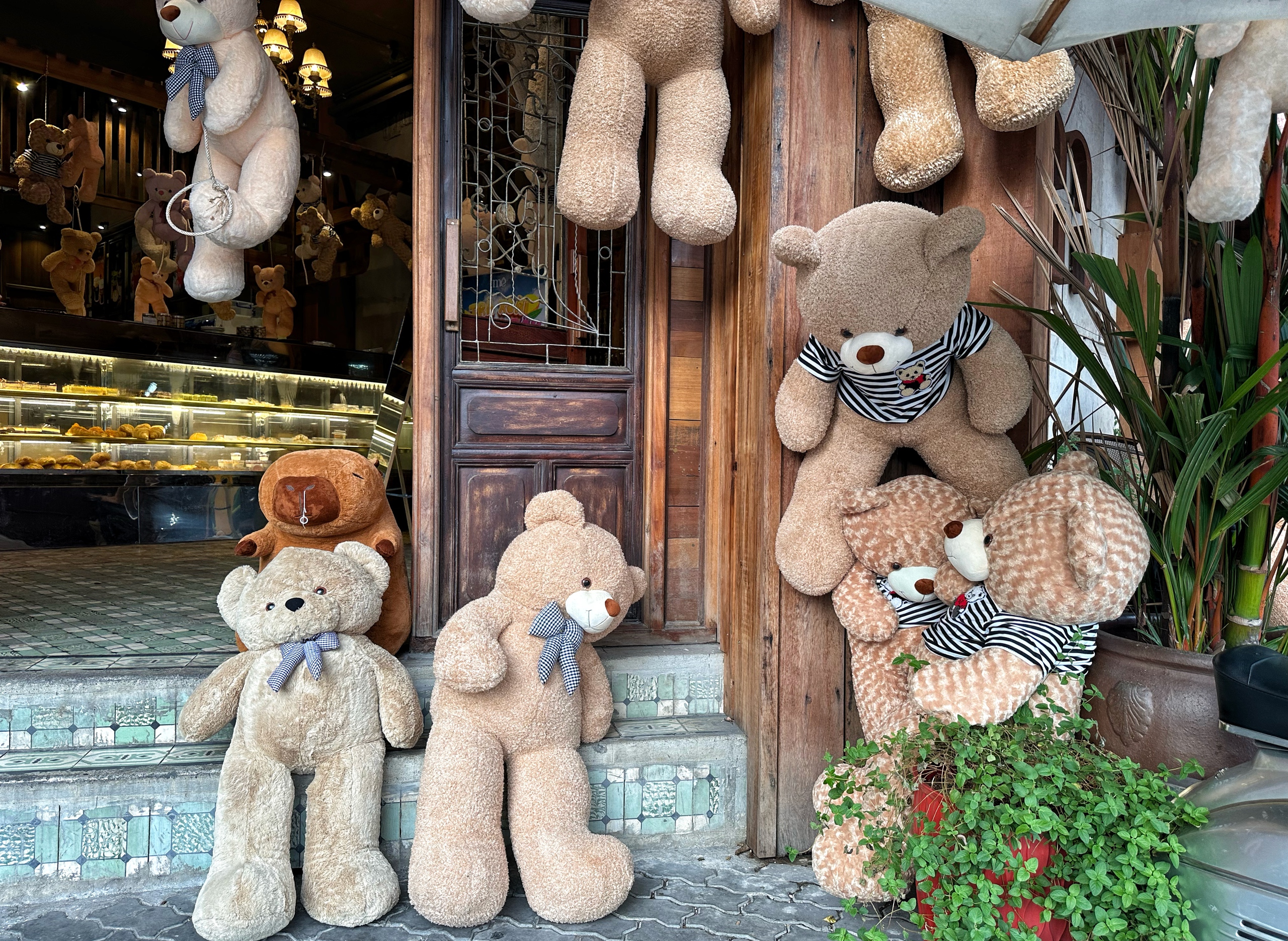 Потратив полмиллиарда долларов на уникальные украшения в виде плюшевых мишек, кафе в Хошимине становится «популярным» местом для чек-инов — фото 5. Chi nửa tỉ trang trí gấu bông độc lạ, quán cà phê TP.HCM thành điểm check-in 'hot' - Ảnh 5.