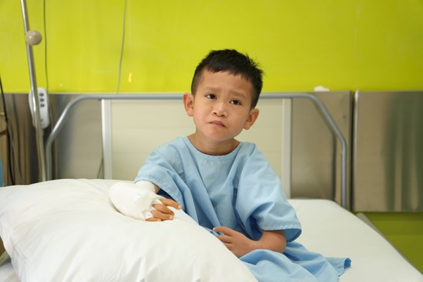 'Con muốn dang tay ôm ba mẹ, cầm micro hát thật to những bài hát yêu thích' - Ảnh 2.