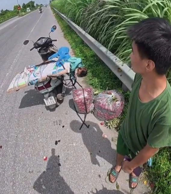 Chuyến xe 18 km không ngờ: Tài xế taxi giúp chở 200 kg vải về tận nhà Chuyến xe 18 km không ngờ: Tài xế taxi giúp chở 200 kg vải về tận nhà
