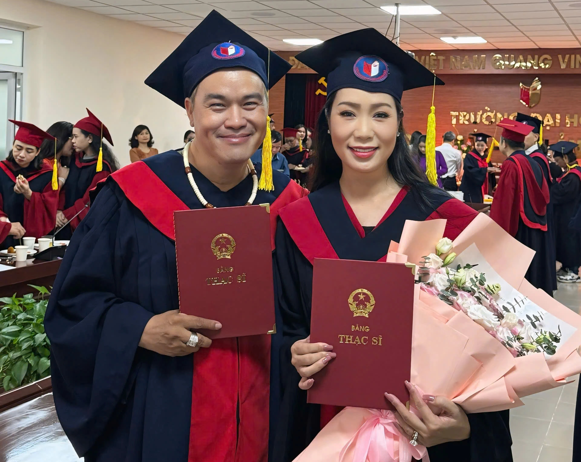 Trịnh Kim Chi, Hoàng Mập, Hạnh Thúy nhận bằng tốt nghiệp thạc sĩ- Ảnh 1. Trịnh Kim Chi, Hoàng Mập, Hạnh Thúy nhận bằng tốt nghiệp thạc sĩ- Ảnh 1.