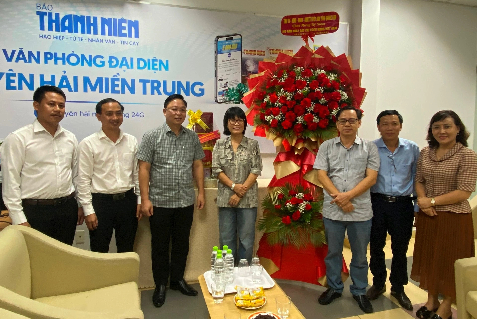 Lãnh đạo Quảng Nam - Đà Nẵng thăm Báo Thanh Niên nhân 100 năm Ngày Báo chí - Ảnh 2.