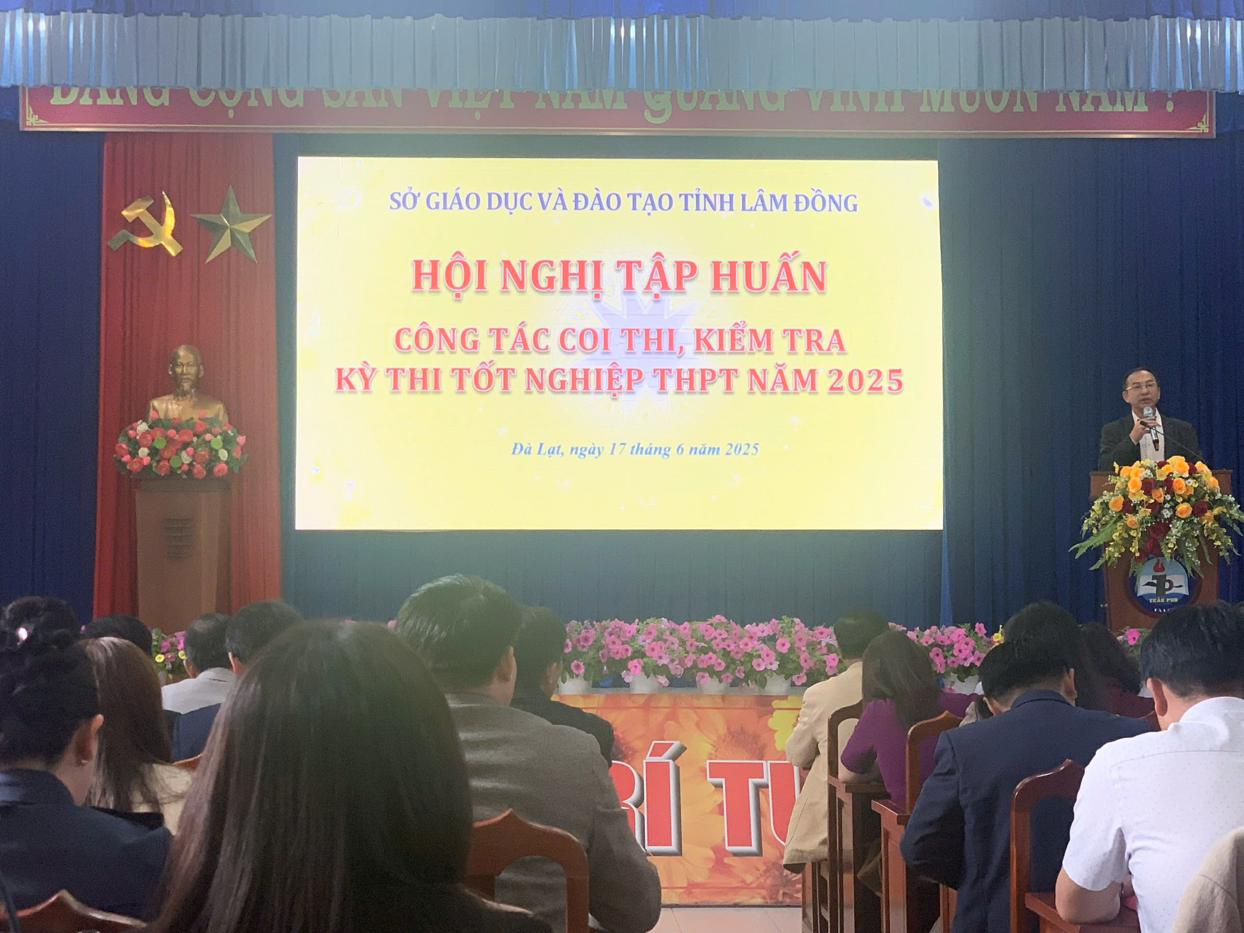 Πρόληψη της αντιγραφής στις απολυτήριες εξετάσεις του Λυκείου του 2025 με χρήση τεχνολογίας και τεχνητής νοημοσύνης - Φωτογραφία 1. Ngăn chặn gian lận thi tốt nghiệp THPT 2025 bằng công nghệ và trí tuệ nhân tạo - Ảnh 1.