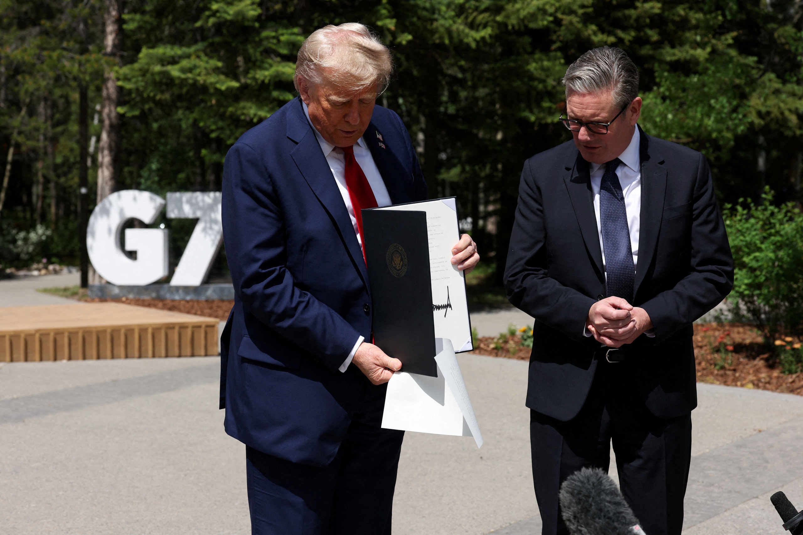 Ông Trump gặp sự cố khi công bố thỏa thuận thương mại ‘lịch sử’ Mỹ – Anh Ông Trump gặp sự cố khi công bố thỏa thuận thương mại ‘lịch sử’ Mỹ – Anh