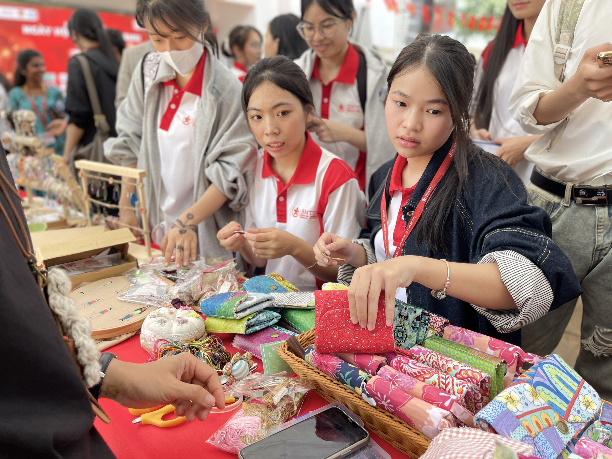 Kẹp tóc thêu tay của cô gái Tây nguyên nhận được đơn đặt hàng từ nước ngoài- Ảnh 2.