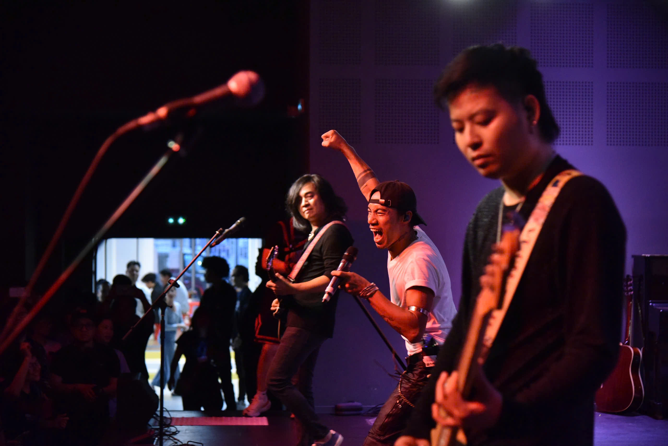 Bức Tường mang rock Việt ‘đốt cháy’ trái tim kiều bào châu Âu Bức Tường mang rock Việt ‘đốt cháy’ trái tim kiều bào châu Âu