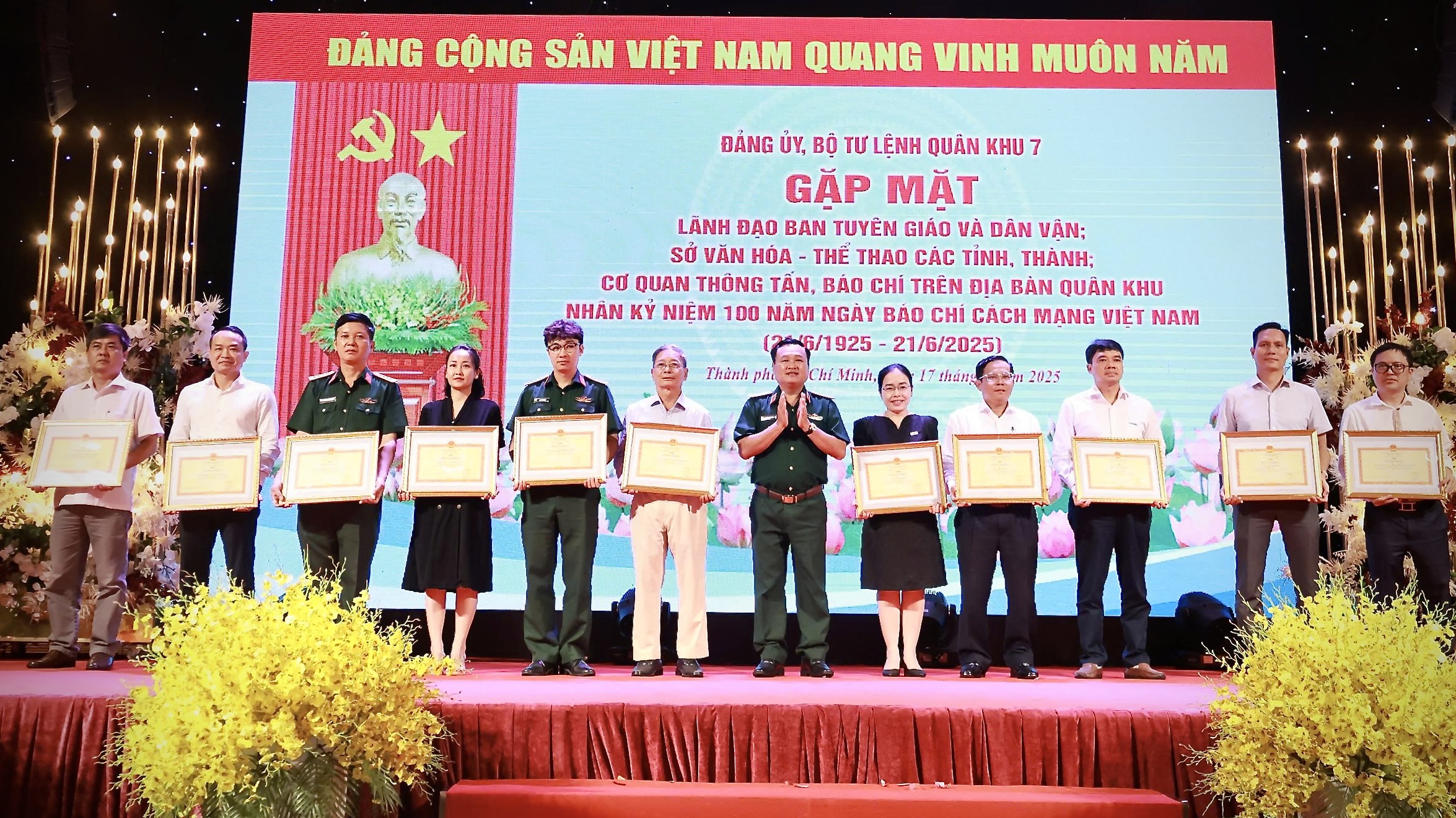 Báo Thanh Niên đồng hành cùng Quân khu 7 lan tỏa hình ảnh bộ đội Cụ Hồ- Ảnh 2. Báo Thanh Niên đồng hành cùng Quân khu 7 lan tỏa hình ảnh bộ đội Cụ Hồ- Ảnh 2.