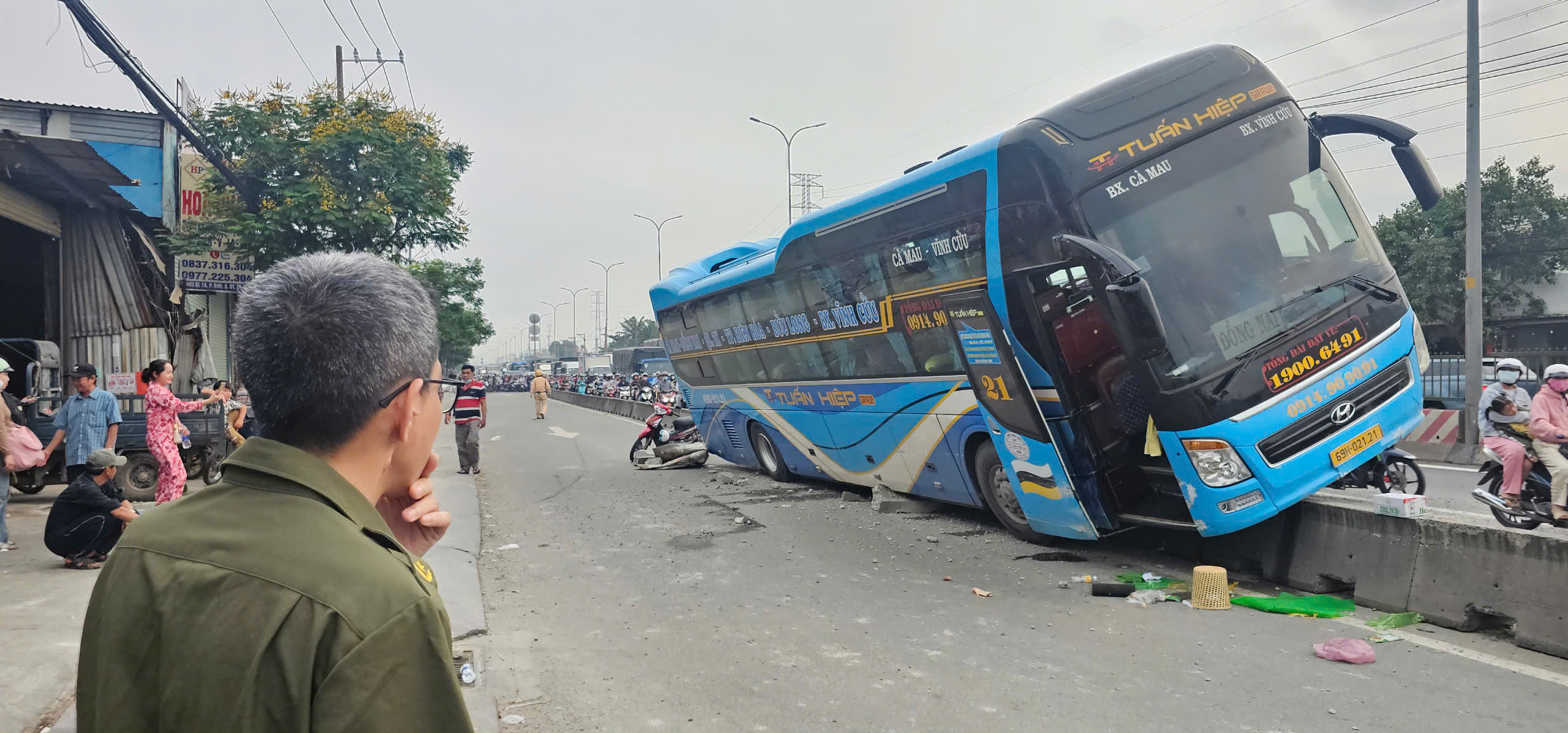 Chật vật vì ùn tắc sau sự cố xe khách suýt lật