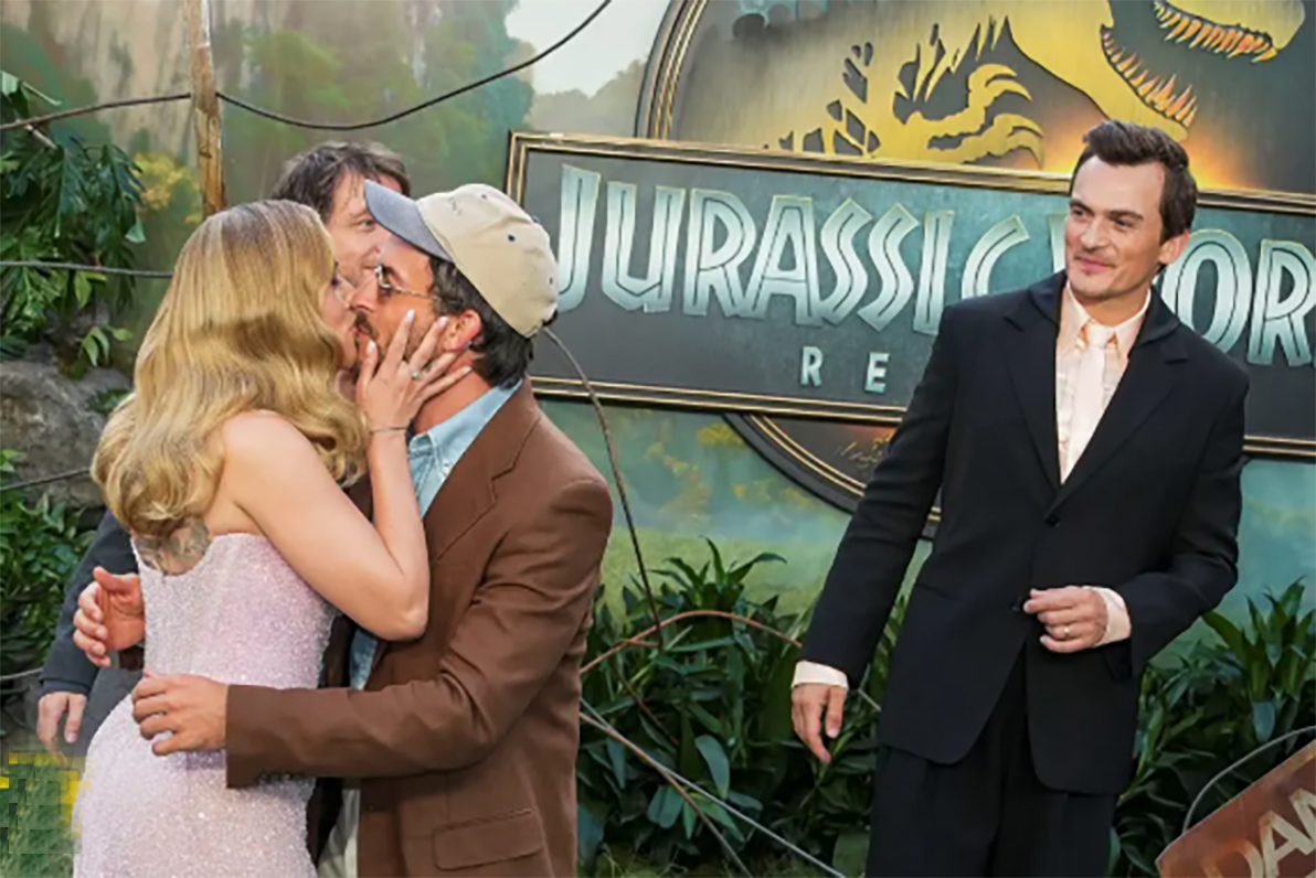 Scarlett Johansson và Jonathan Bailey gây sốc tại buổi ra mắt bom tấn 'Jurassic World Rebirth'- Ảnh 2. Scarlett Johansson và Jonathan Bailey gây sốc tại buổi ra mắt bom tấn 'Jurassic World Rebirth'- Ảnh 2.