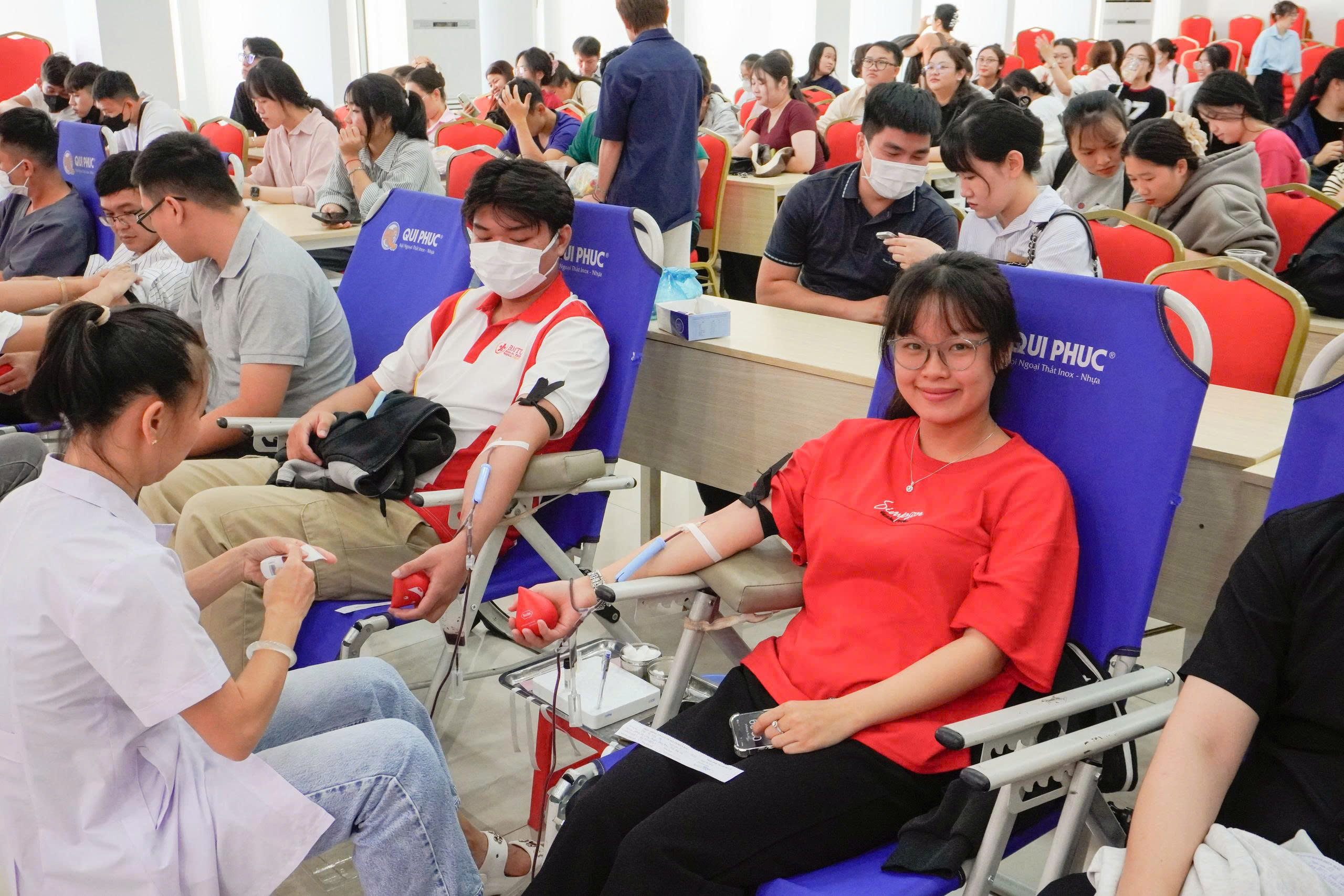 Läkarstudenter reagerar på blodgivningsdagen - Foto 2. Sinh viên y dược hưởng ứng ngày hội hiến máu- Ảnh 2.