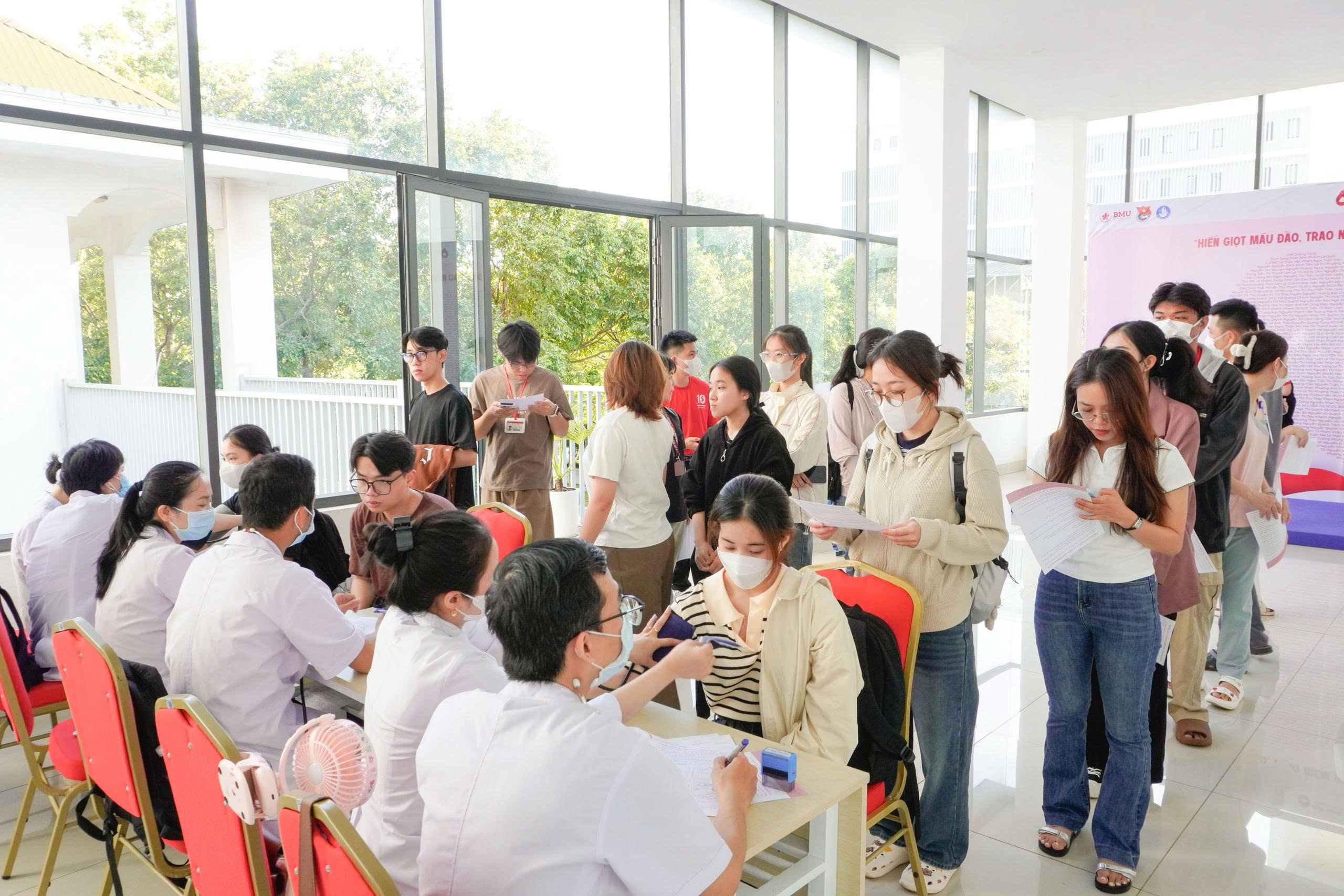 Läkarstudenter reagerar på blodgivningsdagen - Foto 1. Sinh viên y dược hưởng ứng ngày hội hiến máu- Ảnh 1.