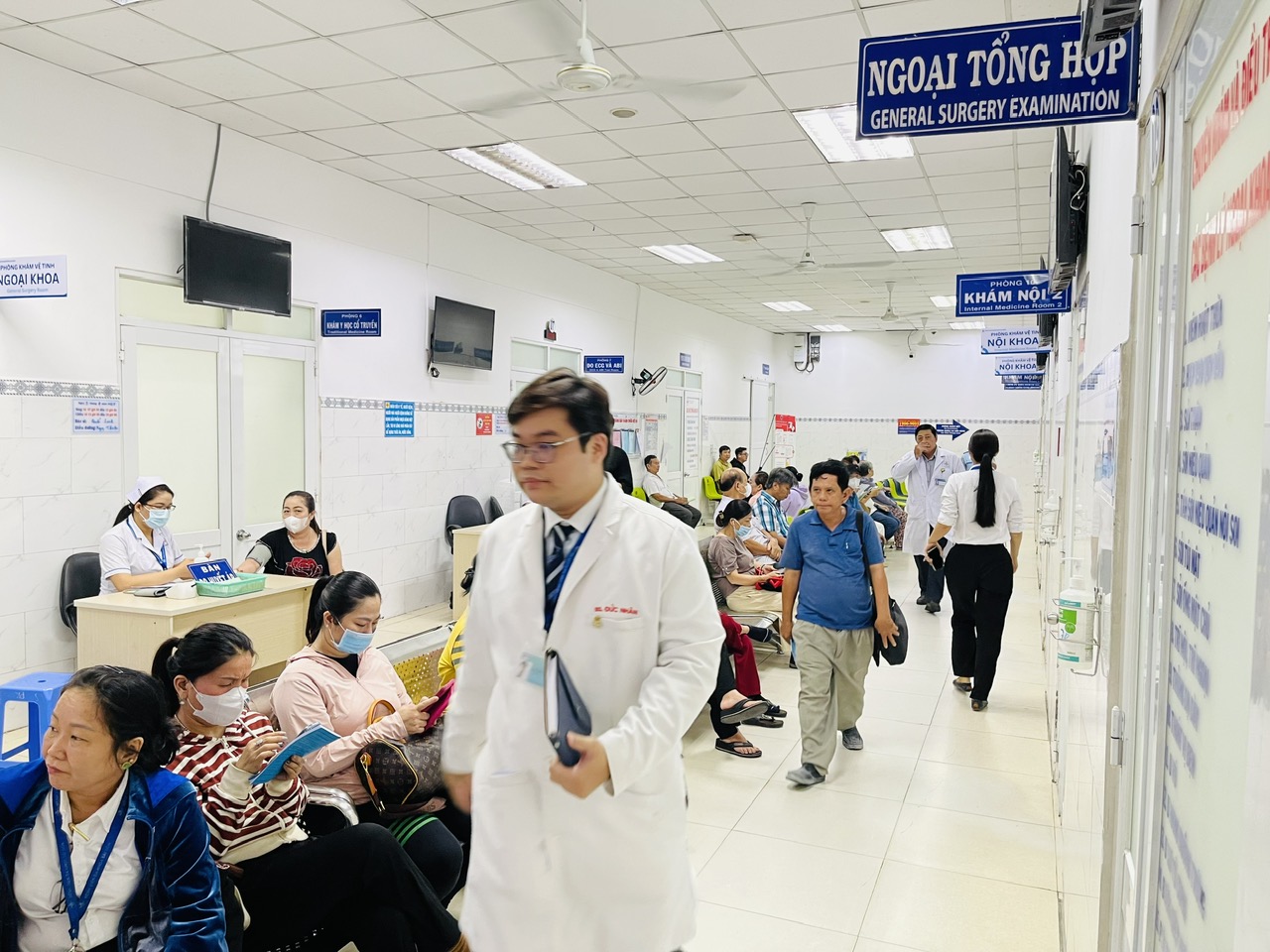 Bệnh viện Nhân dân Gia Định đưa bác sĩ đến khám tại trung tâm TP.HCM- Ảnh 2. Bệnh viện Nhân dân Gia Định đưa bác sĩ đến khám tại trung tâm TP.HCM- Ảnh 2.