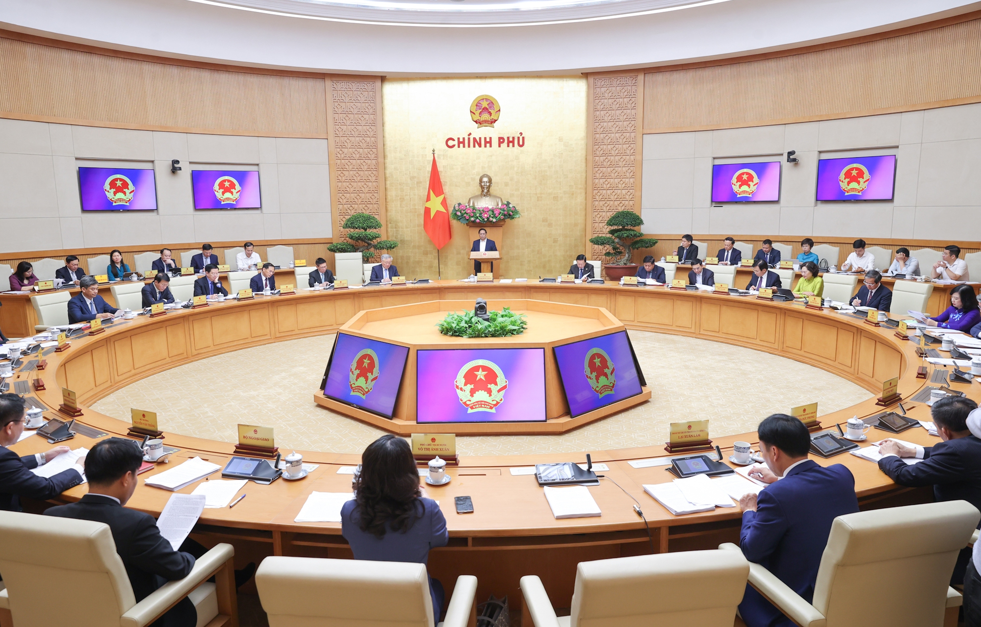 Thủ tướng phân công các Phó thủ tướng phụ trách nhiệm vụ cấp bách - Ảnh 1.