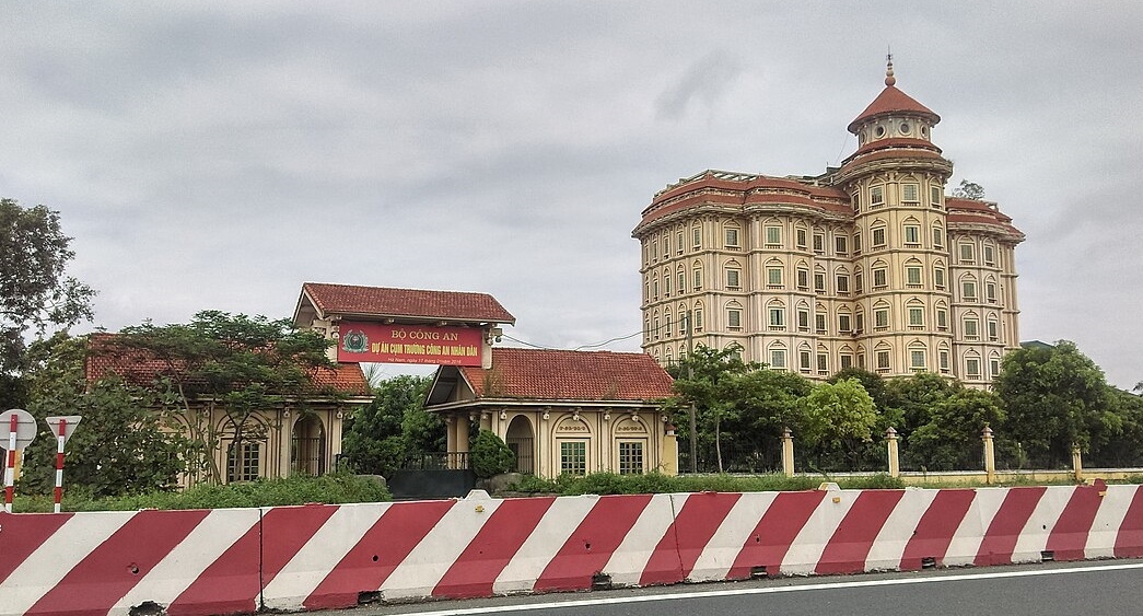 Suspensão das atividades de formação de uma universidade que outrora pertenceu ao Ministério da Segurança Pública - Foto 1. Đình chỉ hoạt động đào tạo một trường đại học từng được Bộ Công an mua lại - Ảnh 1.