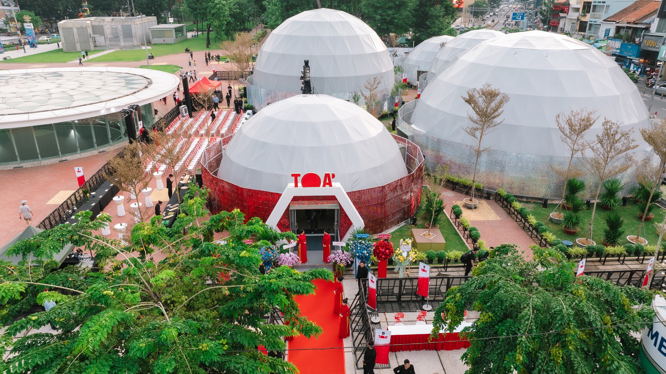 Admire meio século de literatura e arte da Cidade de Ho Chi Minh sob nova tecnologia no 'TOA' - Foto 4. Chiêm ngưỡng nửa thế kỷ văn học - nghệ thuật TP.HCM dưới công nghệ mới tại 'TỎA'- Ảnh 4.