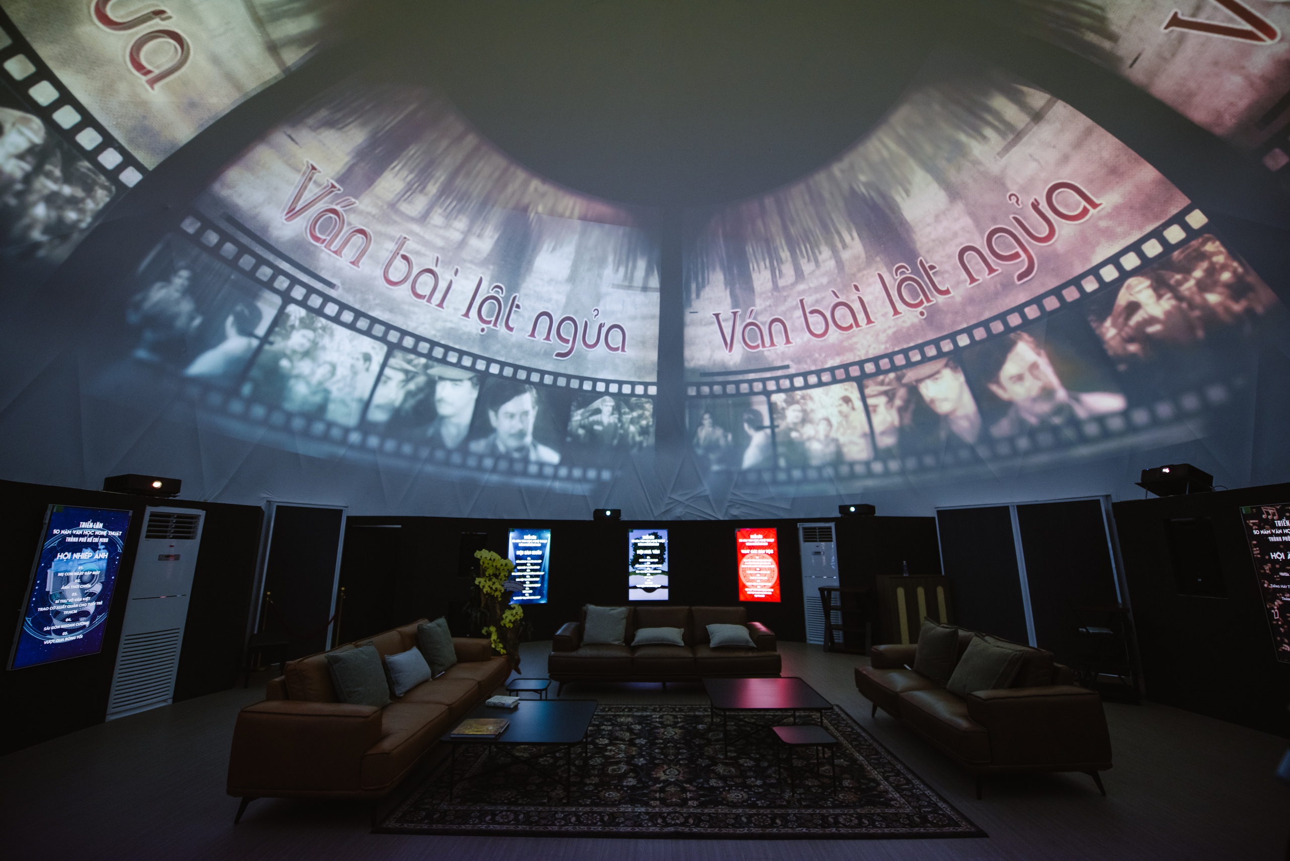 Admire meio século de literatura e arte da Cidade de Ho Chi Minh sob nova tecnologia no 'TOA' - Foto 2. Chiêm ngưỡng nửa thế kỷ văn học - nghệ thuật TP.HCM dưới công nghệ mới tại 'TỎA'- Ảnh 2.