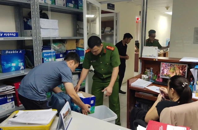 Khởi tố 6 người tại trung tâm kiểm định thuộc Bộ Nội vụ - Ảnh 1.
