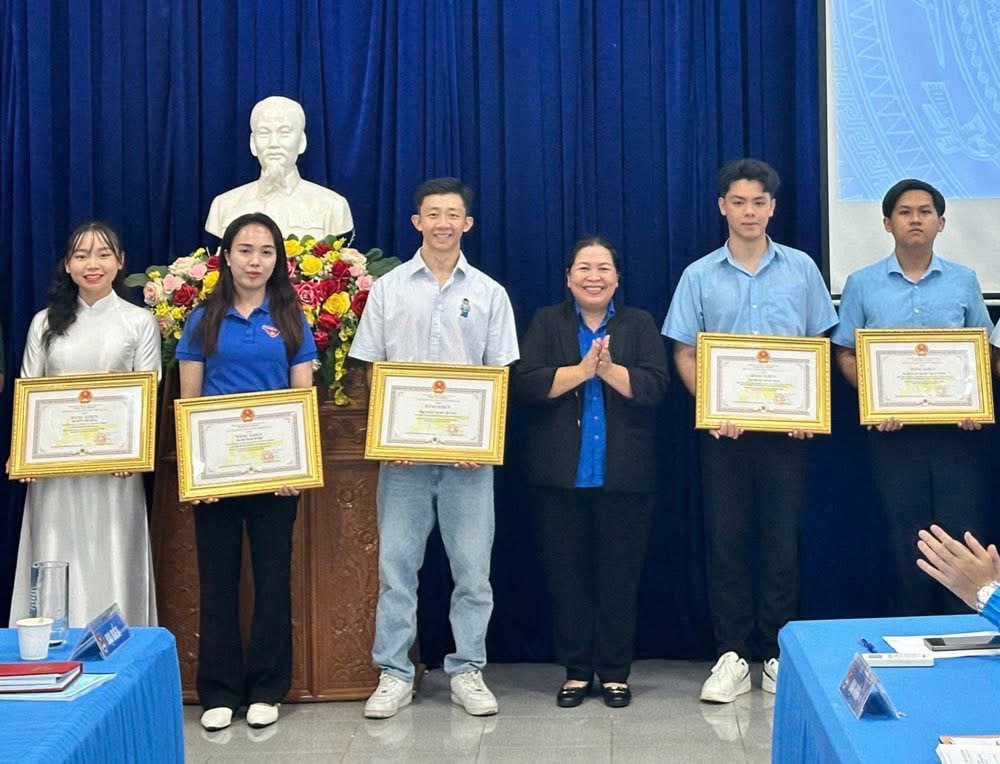 O meio-campista Chau Ngoc Quang foi homenageado como um jovem cidadão excepcional da província de Gia Lai - Foto 2. Tiền vệ Châu Ngọc Quang được vinh danh là công dân trẻ tiêu biểu tỉnh Gia Lai  - Ảnh 2.